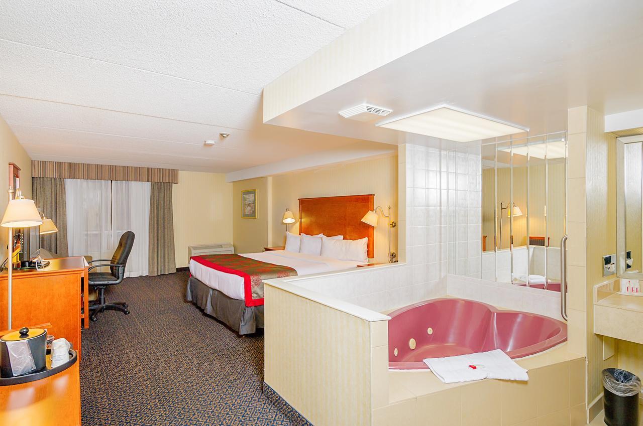 Ramada By Wyndham Niagara Falls By The River Exterior foto